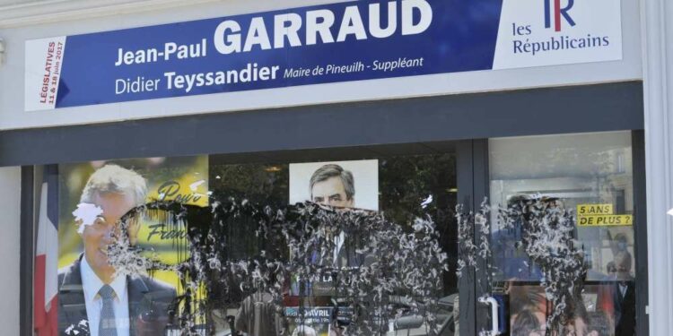 Fillon : du goudron et des plumes sur le local Républicain