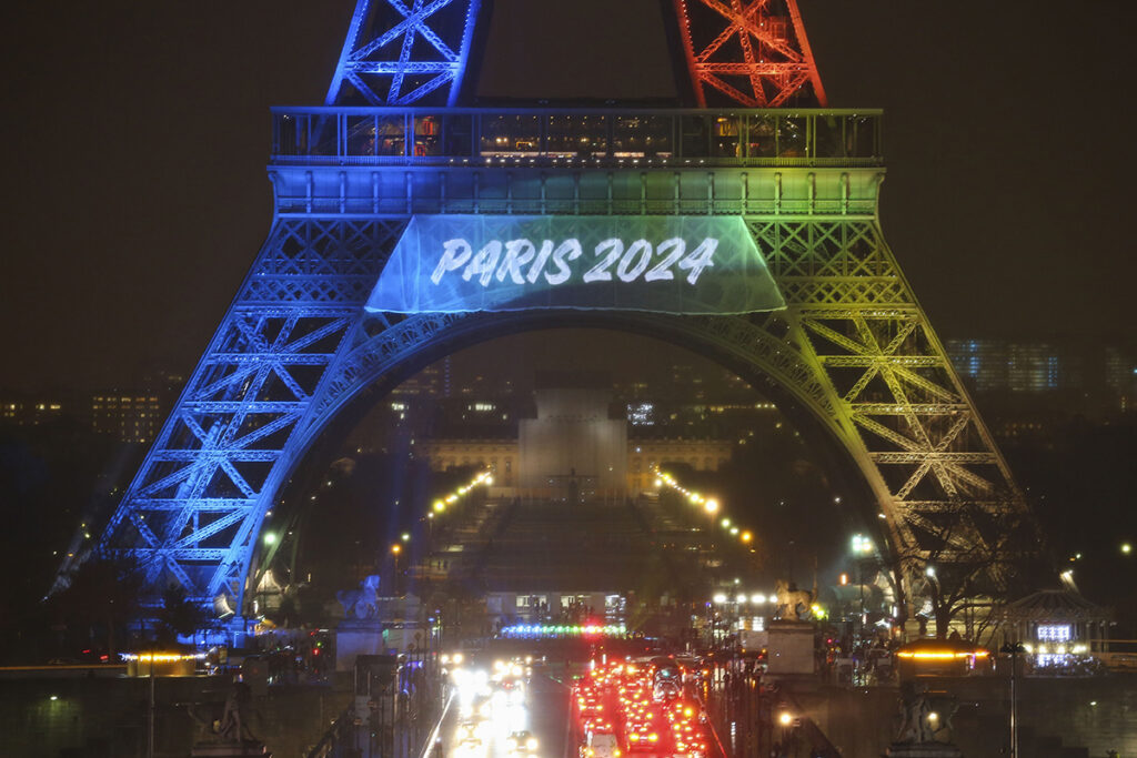 Tour Eiffel eclaire aux couleurs des JO Paris 2024