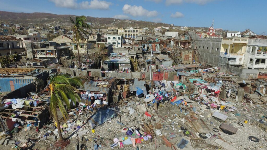 vue-aerienne-des-ravages-occasionnes-par-l-ouragan-matthew-dans-le-village-de-casanette-pres-de-baumond-en-haiti-le-8-octobre-2016_5722637