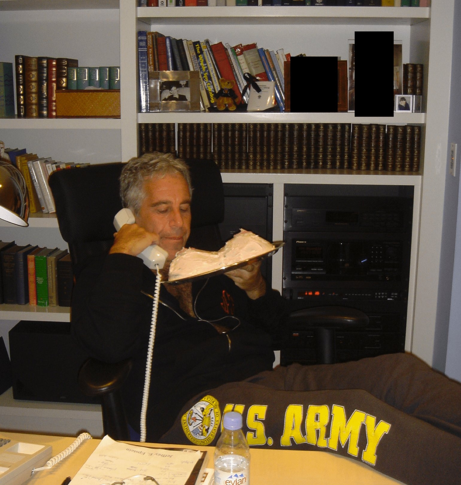 Epstein sur une photo mangeant un gâteau sexualisé avec sur l’étagère derrière lui le Talmud de Babylone