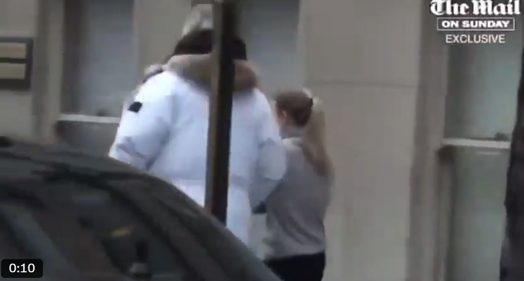 Voici la fille de l’ancien Premier ministre australien, Paul Keating, qui quitte la maison du pédocriminel du Mossad, J. Epstein